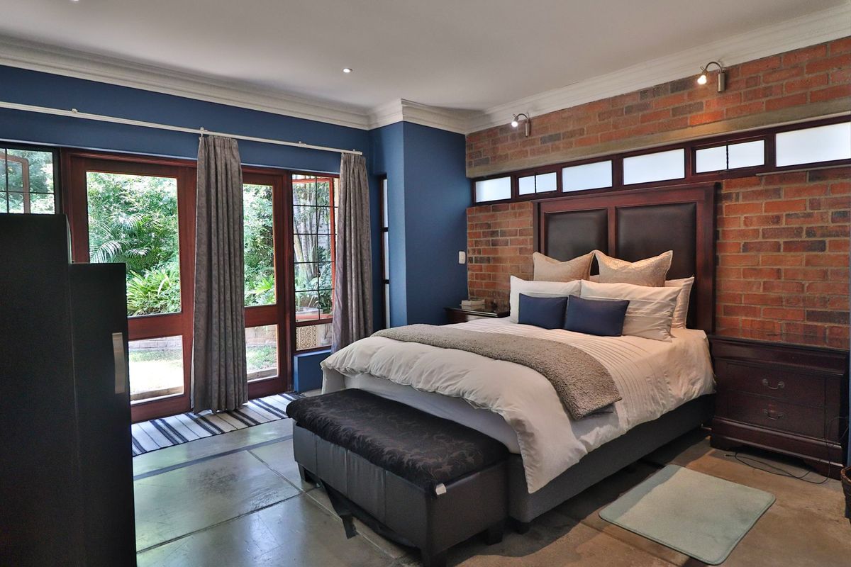 VERSATILE 5-BEDROOM FAMILY HOME WITH PRIVATE FLATLET & EXCEPTIONAL ENTERTAINMENT AREA - Photo 2