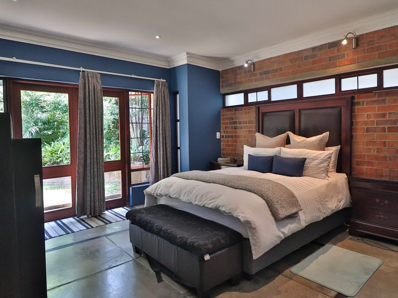 VERSATILE 5-BEDROOM FAMILY HOME WITH PRIVATE FLATLET & EXCEPTIONAL ENTERTAINMENT AREA - Photo 2