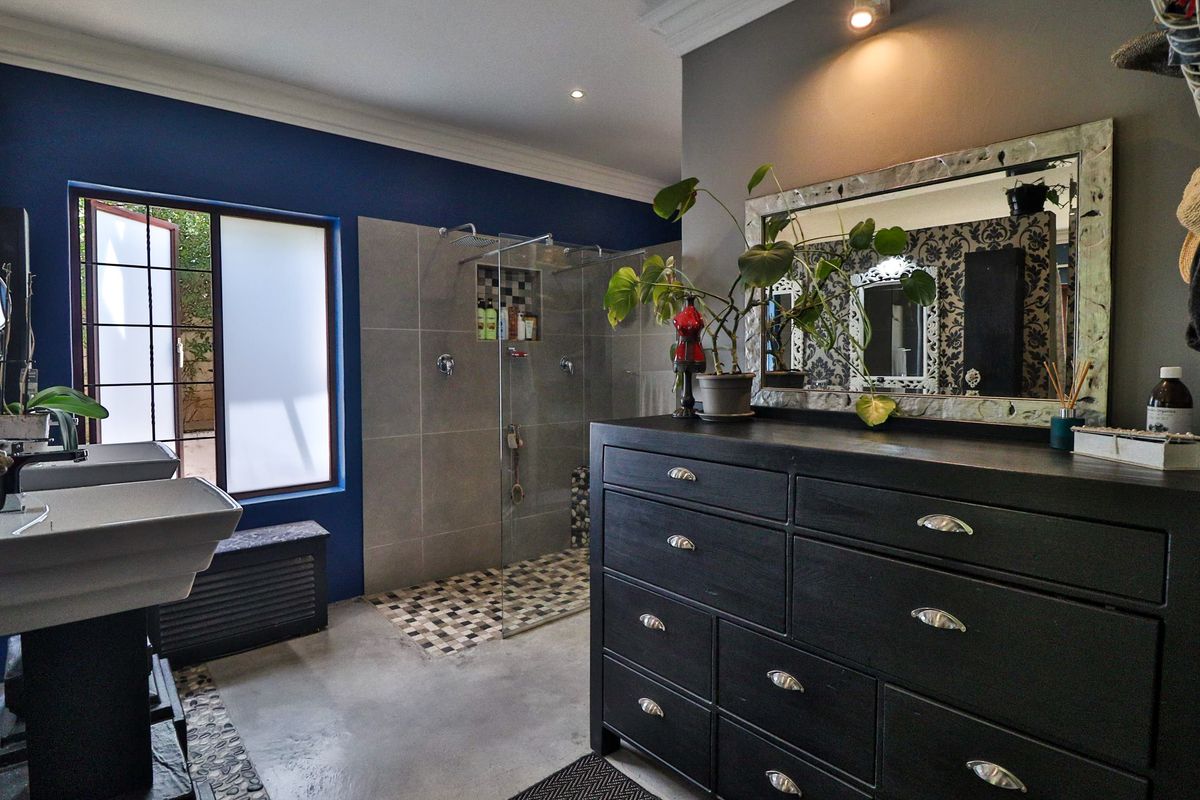 VERSATILE 5-BEDROOM FAMILY HOME WITH PRIVATE FLATLET & EXCEPTIONAL ENTERTAINMENT AREA - Photo 3