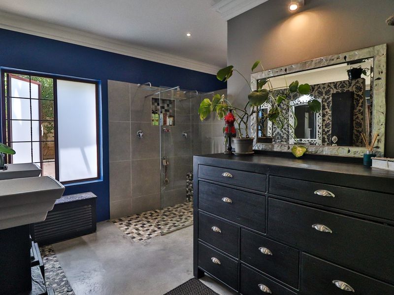 VERSATILE 5-BEDROOM FAMILY HOME WITH PRIVATE FLATLET & EXCEPTIONAL ENTERTAINMENT AREA - Photo 3