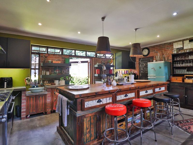 VERSATILE 5-BEDROOM FAMILY HOME WITH PRIVATE FLATLET & EXCEPTIONAL ENTERTAINMENT AREA - Photo 9