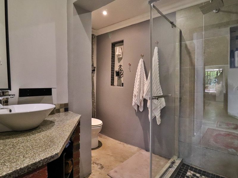 VERSATILE 5-BEDROOM FAMILY HOME WITH PRIVATE FLATLET & EXCEPTIONAL ENTERTAINMENT AREA - Photo 8