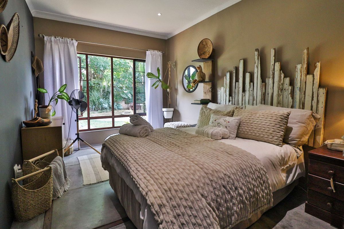 VERSATILE 5-BEDROOM FAMILY HOME WITH PRIVATE FLATLET & EXCEPTIONAL ENTERTAINMENT AREA - Photo 5