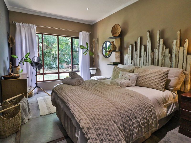 VERSATILE 5-BEDROOM FAMILY HOME WITH PRIVATE FLATLET & EXCEPTIONAL ENTERTAINMENT AREA - Photo 5