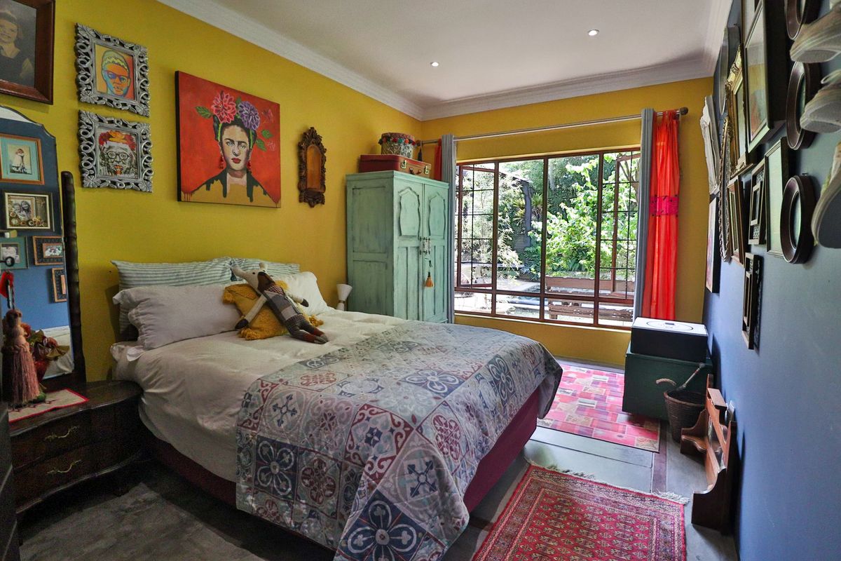 VERSATILE 5-BEDROOM FAMILY HOME WITH PRIVATE FLATLET & EXCEPTIONAL ENTERTAINMENT AREA - Photo 4