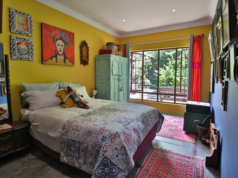 VERSATILE 5-BEDROOM FAMILY HOME WITH PRIVATE FLATLET & EXCEPTIONAL ENTERTAINMENT AREA - Photo 4