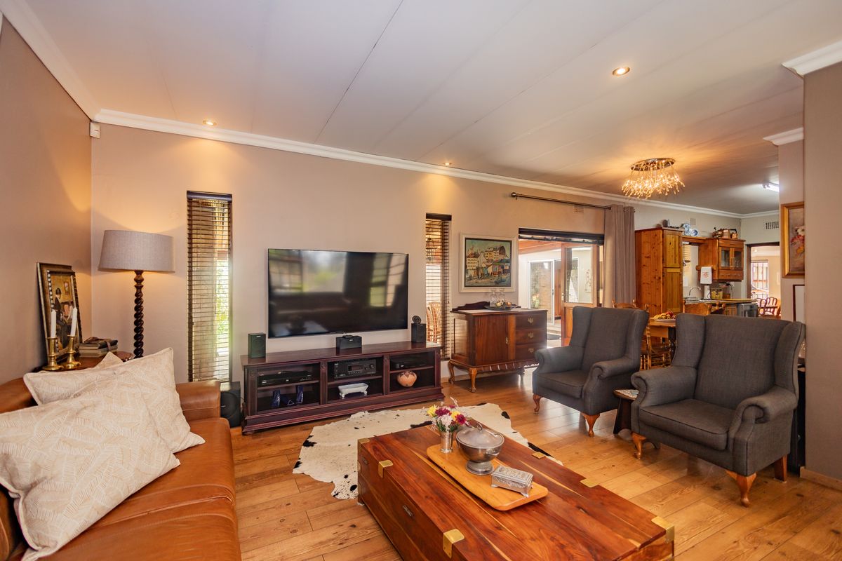 ***EXCLUSIVE SOLE MANDATE*** - Exceptional Family Living in Sought-After Panorama - Photo 3