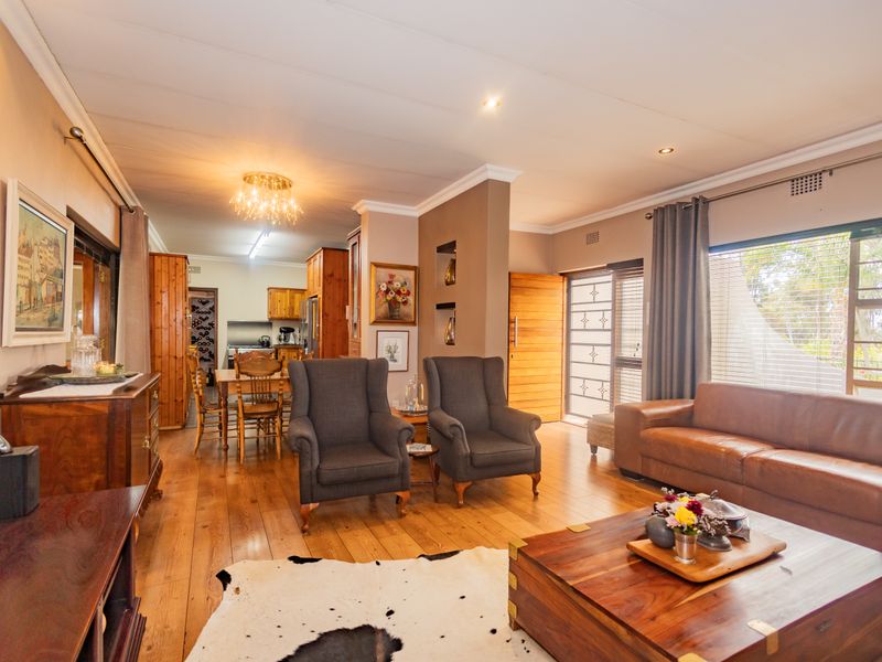 ***EXCLUSIVE SOLE MANDATE*** - Exceptional Family Living in Sought-After Panorama - Photo 2