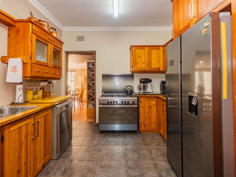 ***EXCLUSIVE SOLE MANDATE*** - Exceptional Family Living in Sought-After Panorama - Photo 8