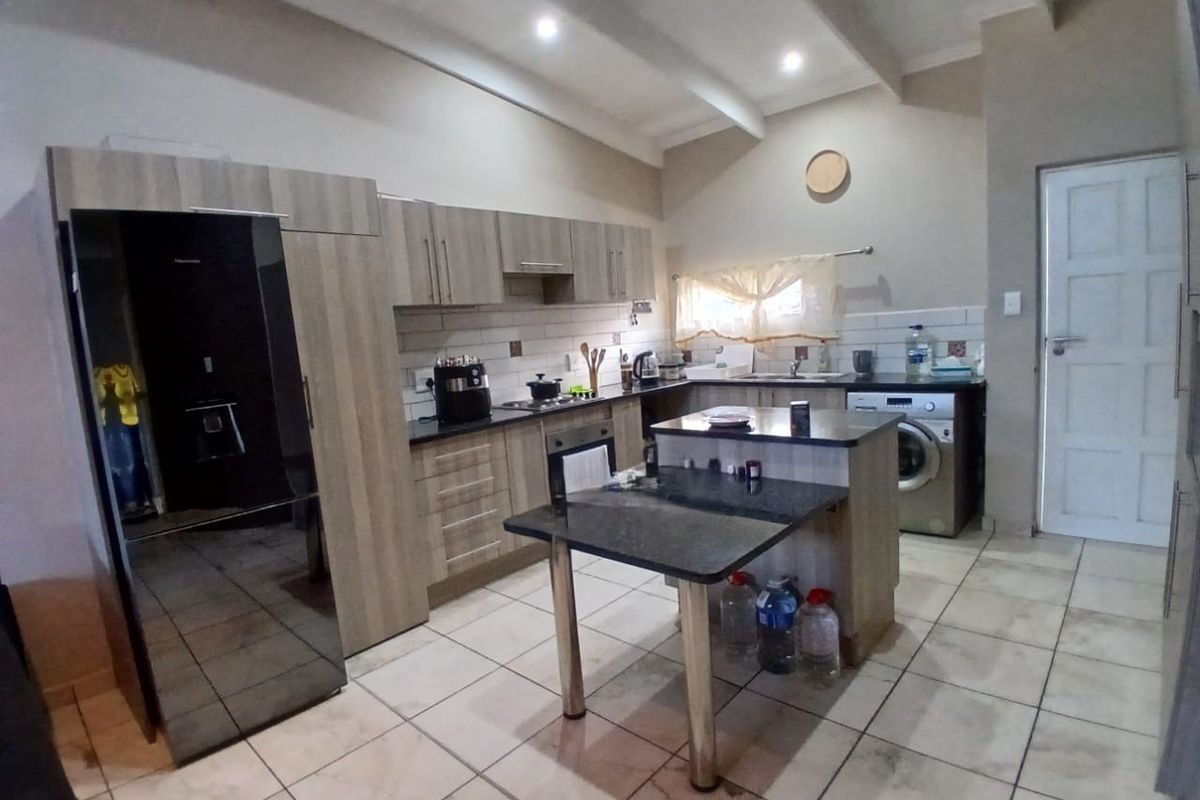 3 bedroom townhouse for sale in Waterval East. - Photo 4