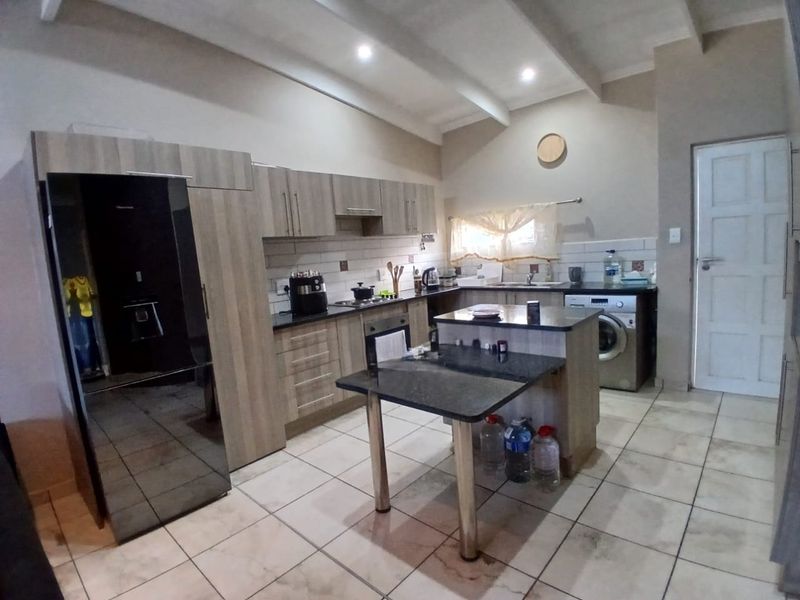 3 bedroom townhouse for sale in Waterval East. - Photo 4