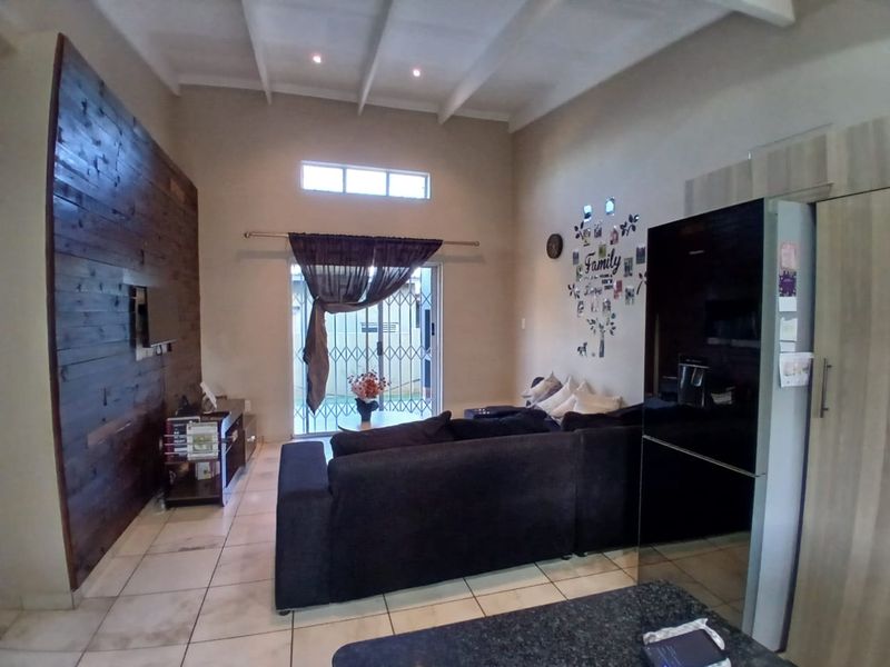 3 bedroom townhouse for sale in Waterval East. - Photo 8