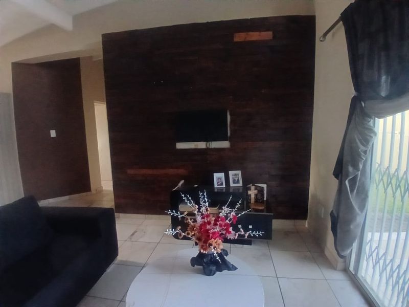 3 bedroom townhouse for sale in Waterval East. - Photo 6