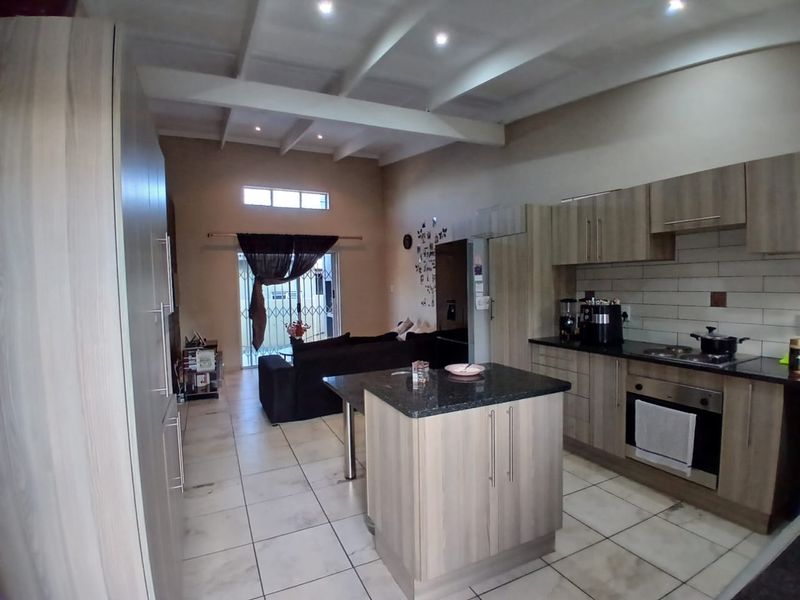 3 bedroom townhouse for sale in Waterval East. - Photo 4