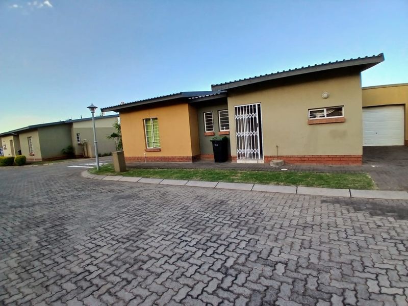 3 bedroom townhouse for sale in Waterval East.