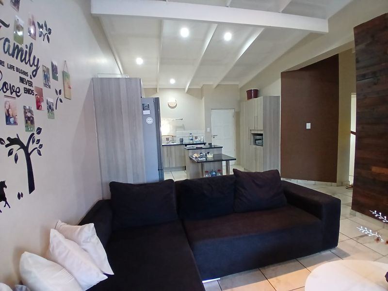 3 bedroom townhouse for sale in Waterval East. - Photo 6