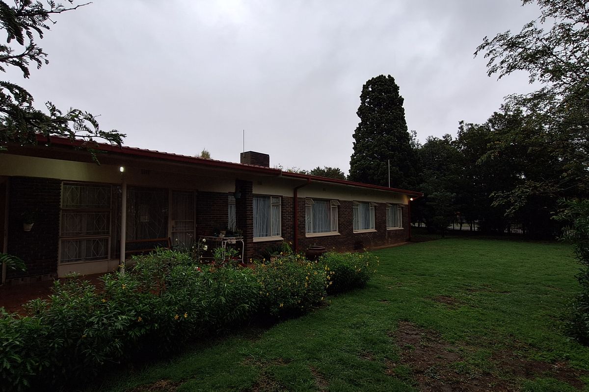 House on double stand for sale - Photo 2