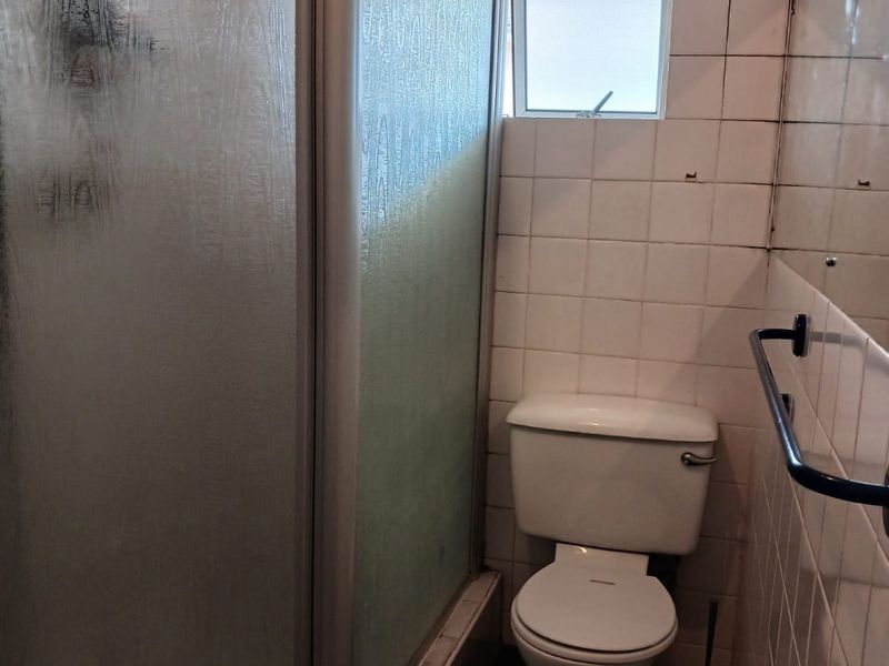 1.5 Bedroom Apartment / Lockup garage Upper Glenwood - Photo 8