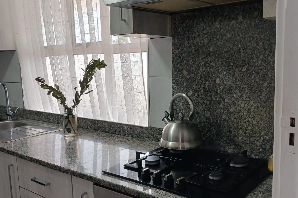 1.5 Bedroom Apartment / Lockup garage Upper Glenwood - Photo 2