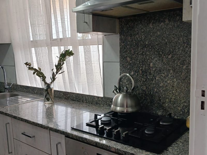 1.5 Bedroom Apartment / Lockup garage Upper Glenwood - Photo 2