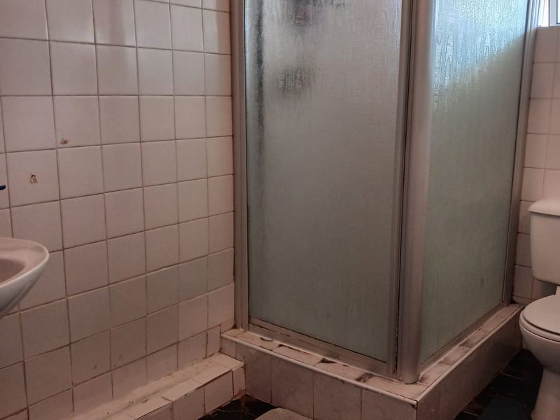 1.5 Bedroom Apartment / Lockup garage Upper Glenwood - Photo 7