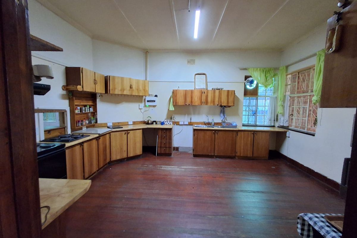 Excellent Investment Opportunity – 2 Bedroom Residence with 3 Additional Rental Units - Photo 3