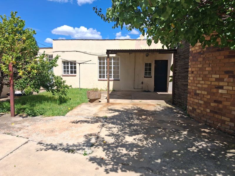 Excellent Investment Opportunity – 2 Bedroom Residence with 3 Additional Rental Units - Photo 9