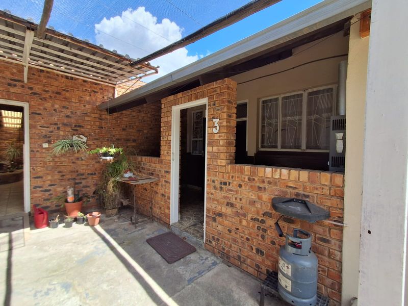 Excellent Investment Opportunity – 2 Bedroom Residence with 3 Additional Rental Units - Photo 10