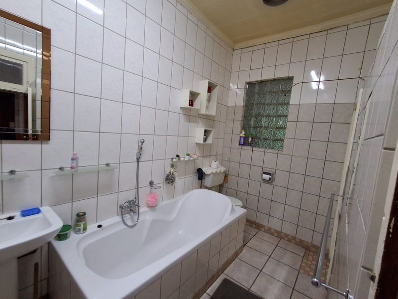 Excellent Investment Opportunity – 2 Bedroom Residence with 3 Additional Rental Units - Photo 7