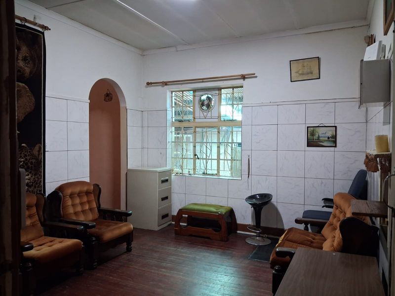 Excellent Investment Opportunity – 2 Bedroom Residence with 3 Additional Rental Units - Photo 2