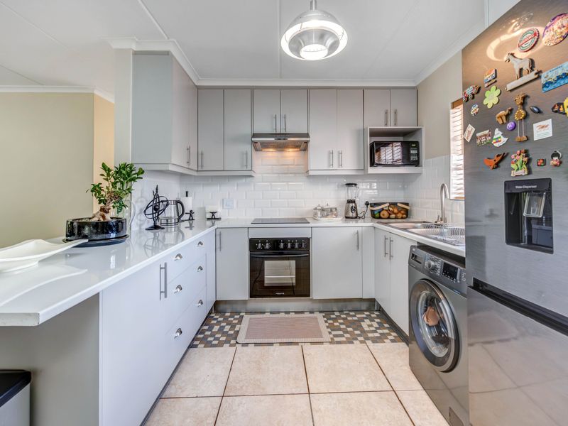 Stunning 2-bedroom sectional title for sale in Sonneglans, Randburg—your perfect home awaits! - Photo 2