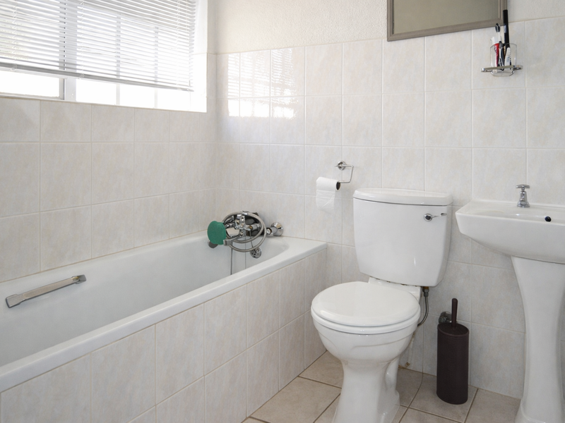 Beautiful 4-Bedroom Family Home in Rangeview - Photo 9