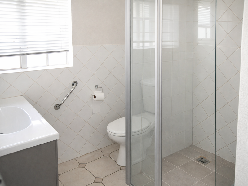 Beautiful 4-Bedroom Family Home in Rangeview - Photo 7