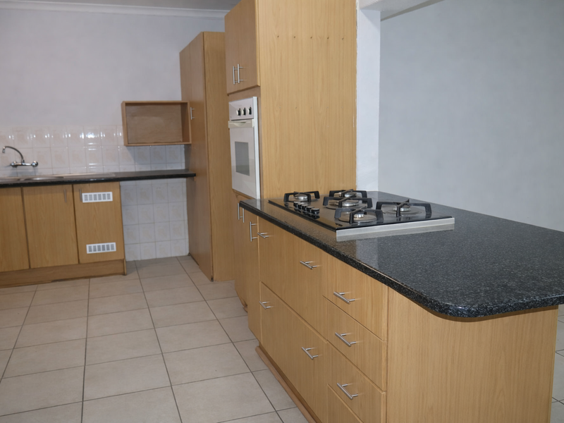 Beautiful 4-Bedroom Family Home in Rangeview - Photo 2