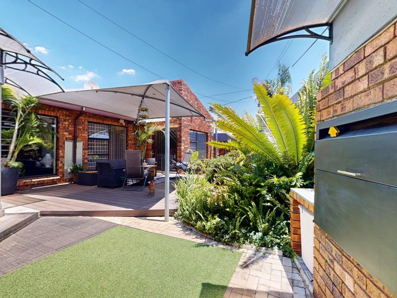 Elegant, Renovated 3-Bedroom Home in an Exclusive Sunward Park Enclosure - Photo 6