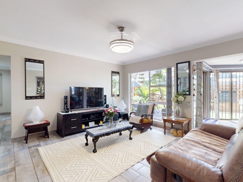 Elegant, Renovated 3-Bedroom Home in an Exclusive Sunward Park Enclosure - Photo 9