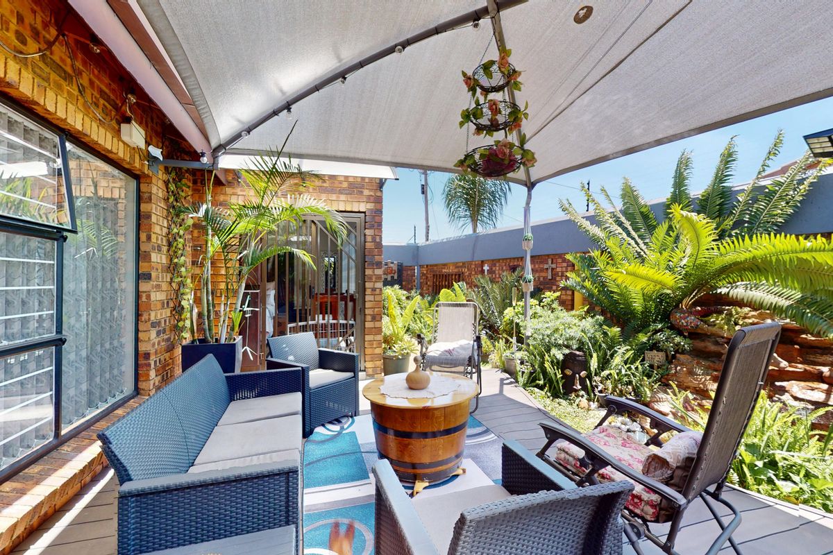 Elegant, Renovated 3-Bedroom Home in an Exclusive Sunward Park Enclosure - Photo 5