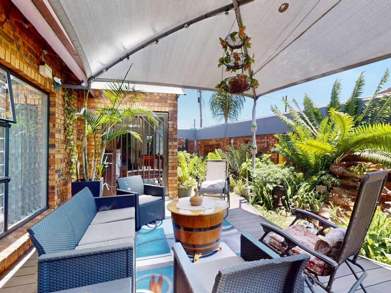 Elegant, Renovated 3-Bedroom Home in an Exclusive Sunward Park Enclosure - Photo 5