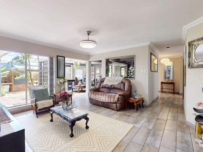 Elegant, Renovated 3-Bedroom Home in an Exclusive Sunward Park Enclosure - Photo 7