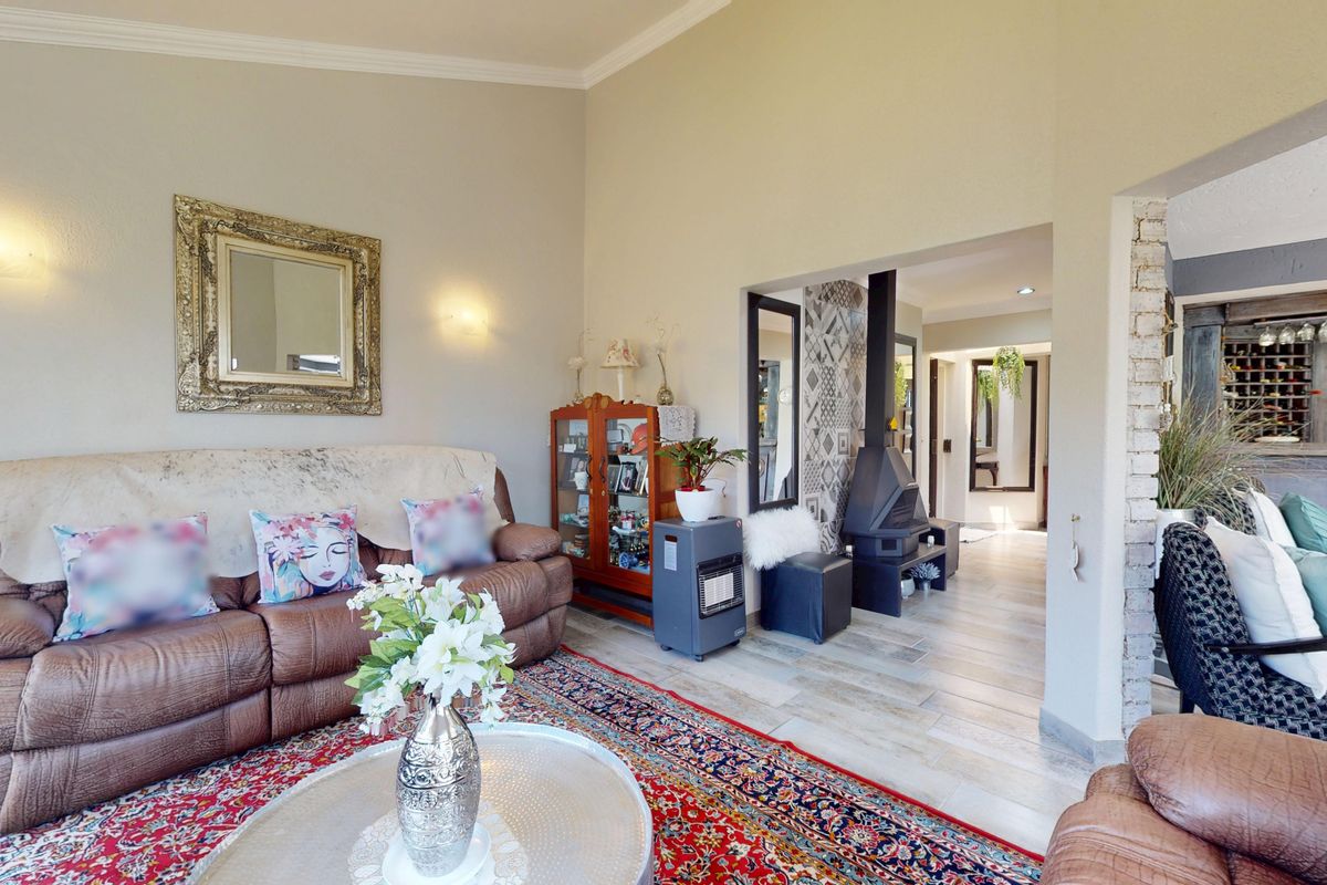Elegant, Renovated 3-Bedroom Home in an Exclusive Sunward Park Enclosure - Photo 3