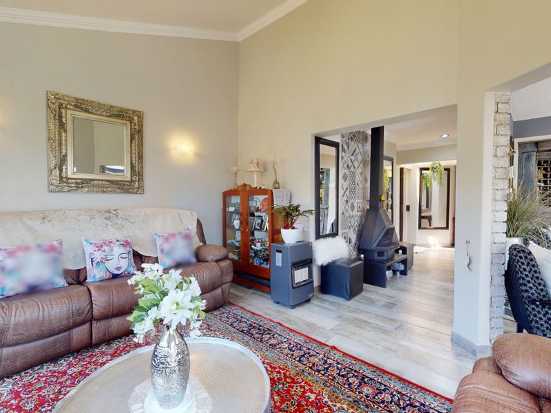 Elegant, Renovated 3-Bedroom Home in an Exclusive Sunward Park Enclosure - Photo 3