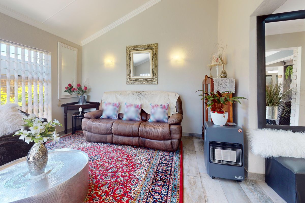 Elegant, Renovated 3-Bedroom Home in an Exclusive Sunward Park Enclosure - Photo 4
