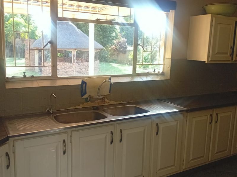 This spacious home could be the perfect family residence you’ve been searching for. - Photo 3