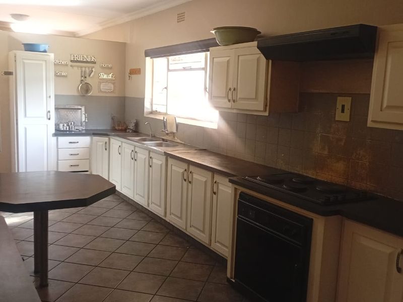 This spacious home could be the perfect family residence you’ve been searching for. - Photo 6