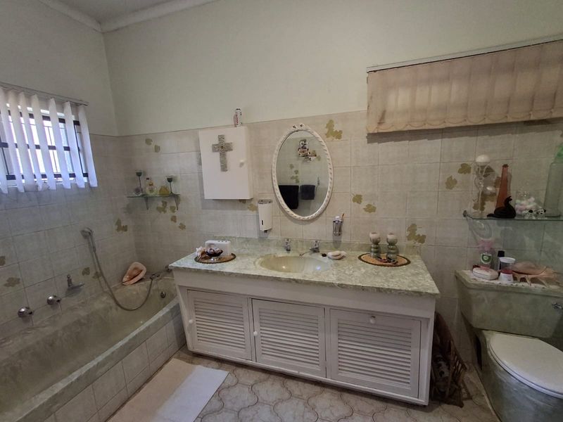 Prime Theresapark Property with Space, Style and Income Potential - Photo 9