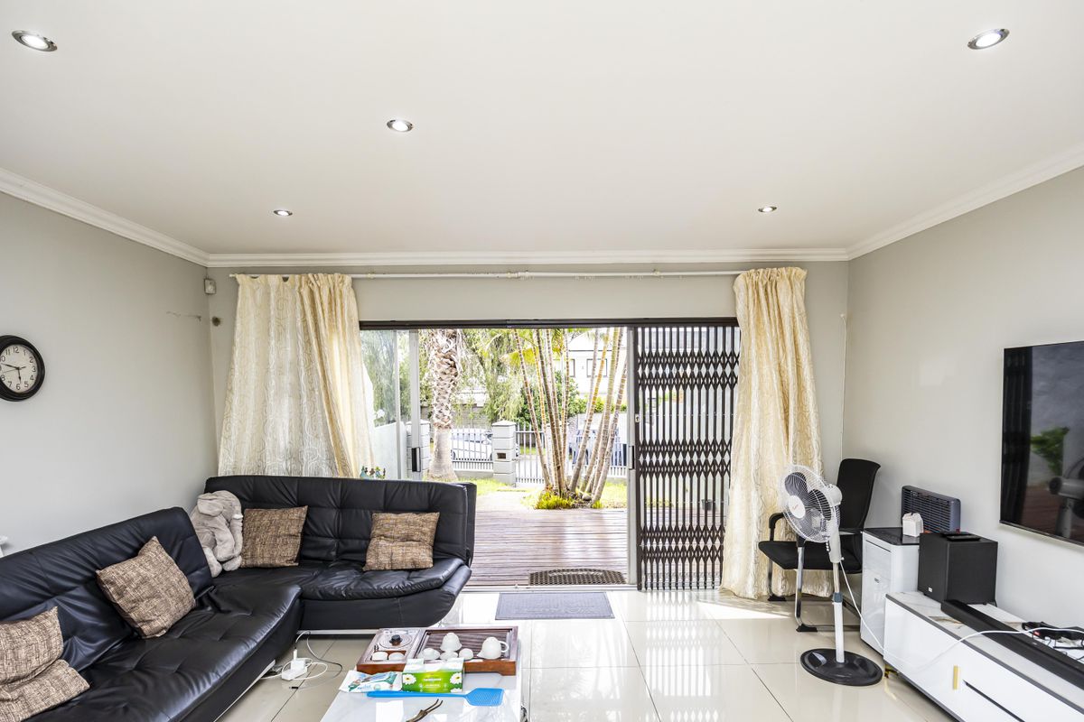 Peaceful & Secure 3 Bedroom Townhouse in Prime Beacon Bay - Photo 2