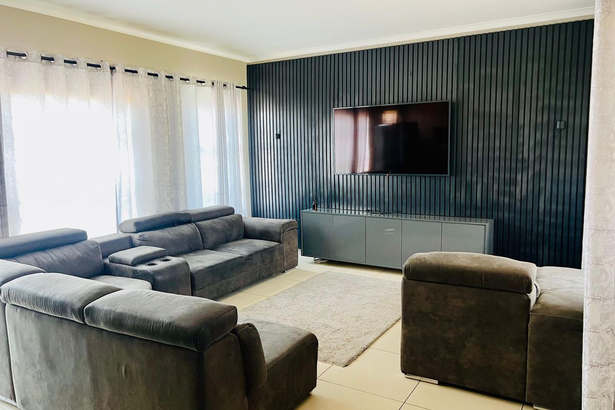 HOME FOR SALE IN HEUWEL MANOR - Photo 4