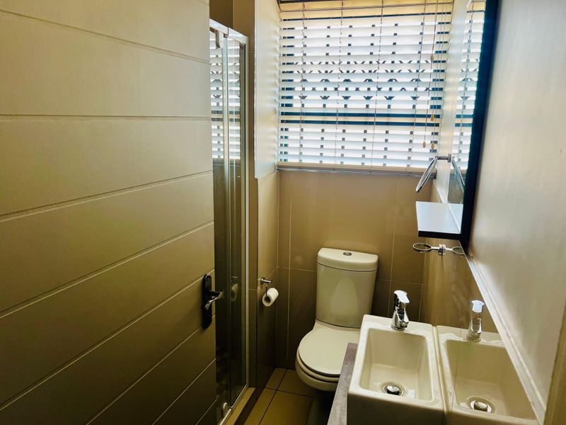 HOME FOR SALE IN HEUWEL MANOR - Photo 9