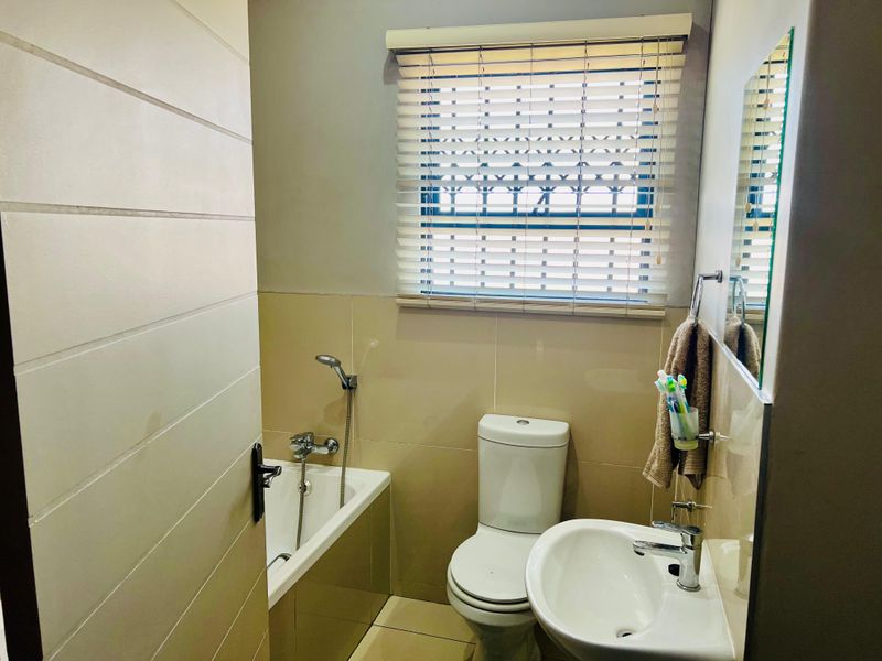 HOME FOR SALE IN HEUWEL MANOR - Photo 6