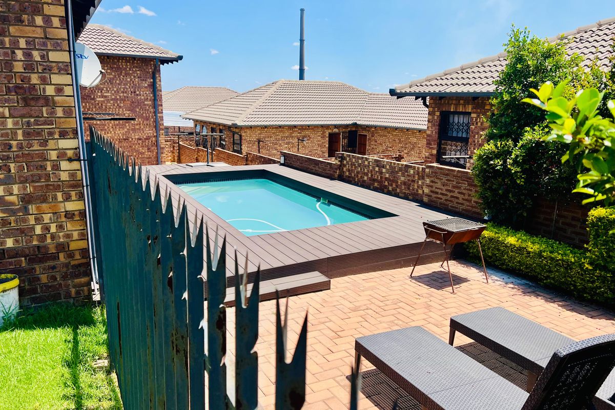 HOME FOR SALE IN HEUWEL MANOR - Photo 2